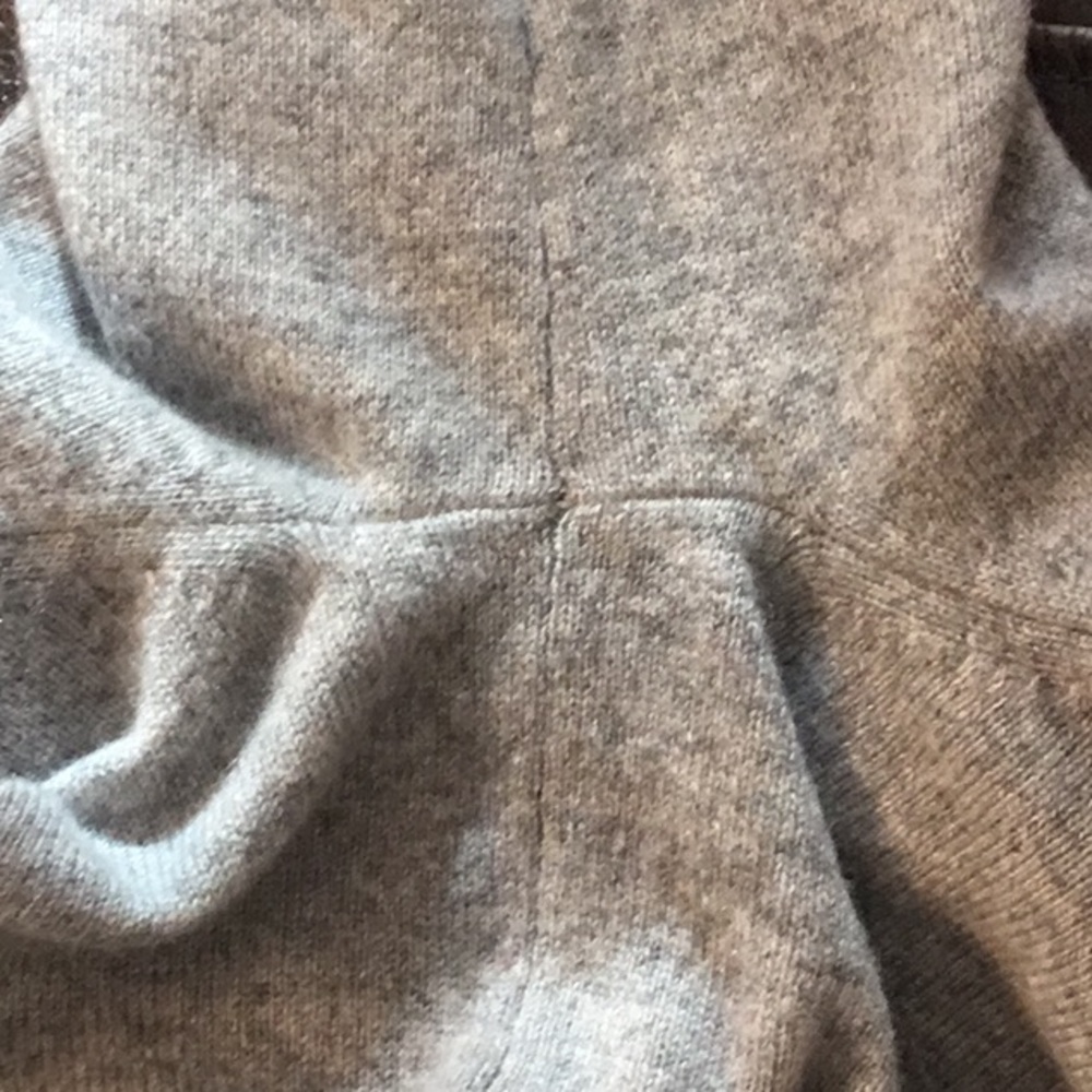 Vince Women’s 100% Cashmere V-Neck Sweater Light Heather Gray Size L - Picture 8 of 9
